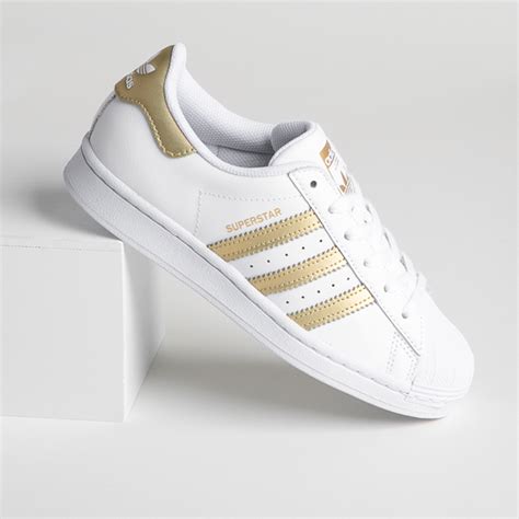 adidas weiß mit goldschrift und grauer sohle|Adidas Superstar Women cloud white/gold metallic/cloud white.